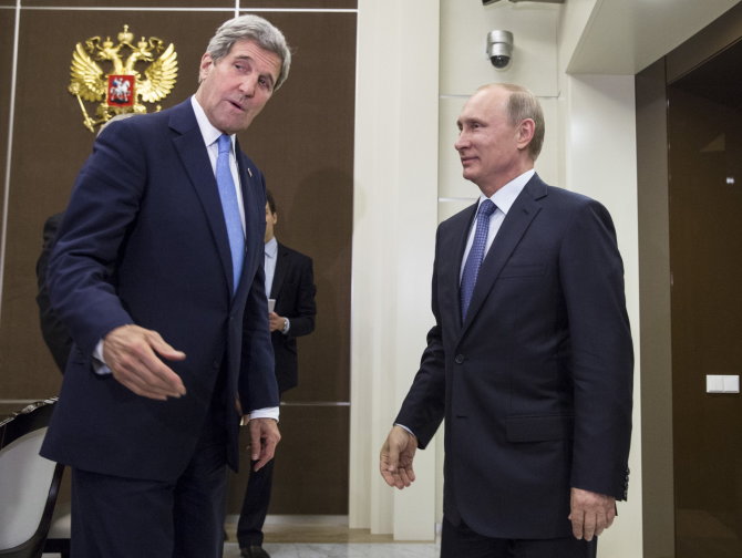 „Reuters“/„Scanpix“ nuotr./Johnas Kerry Sočyje susitiko su Vladimiru Putinu.