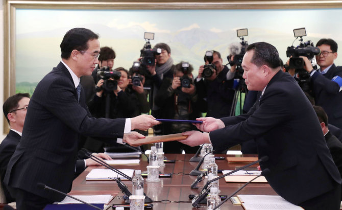 „Reuters“/„Scanpix“ nuotr./Šiaurės ir Pietų Korėjos kariškiai tarsis dėl galimybių sumažinti įtampą