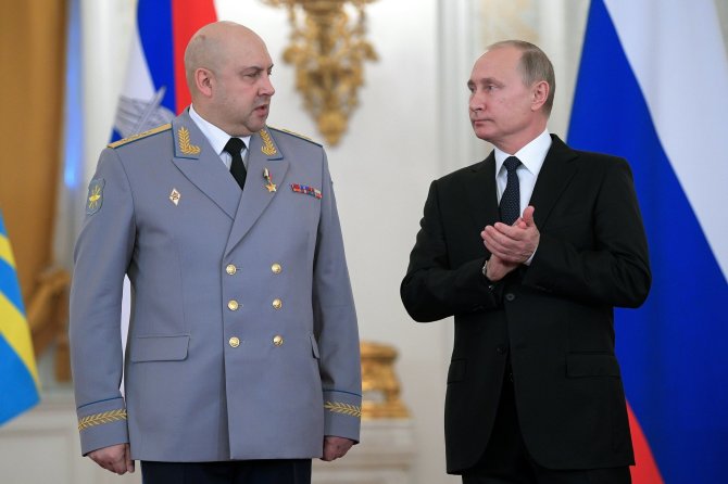 „AP“/„Scanpix“/Rusijos pajėgų Ukrainoje vadas generolas Sergejus Surovikinas ir Vladimiras Putinas