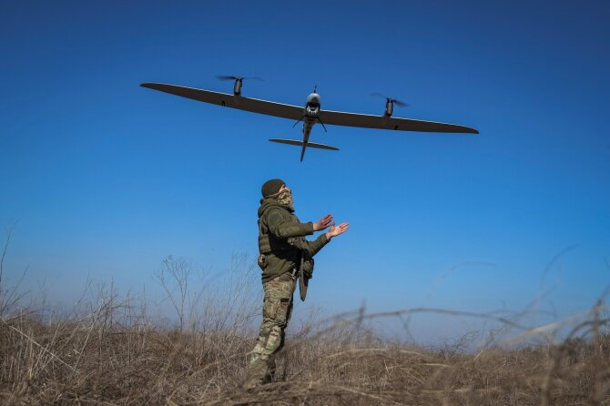 Ukrainos karys paleidžia droną / Oleksandr Ratushniak / REUTERS
