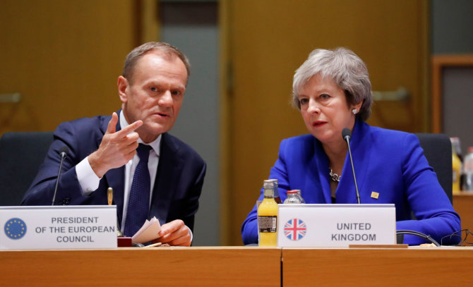 „Reuters“/„Scanpix“ nuotr./Donaldas Tuskas ir Theresa May