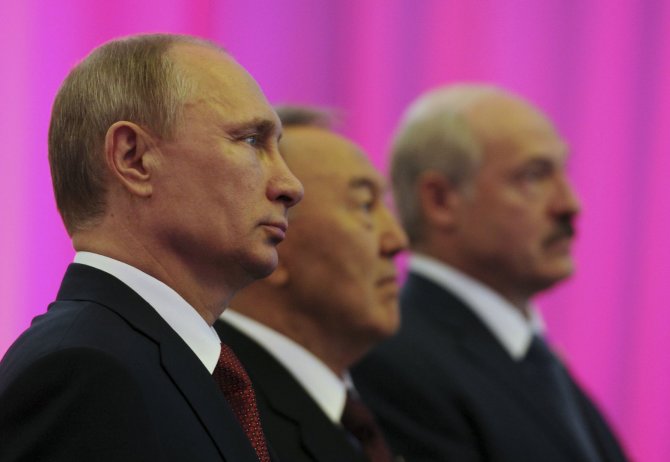 „Reuters“/„Scanpix“ nuotr./Rusijos prezidentas Vladimiras Putinas, Kazachstano prezidentas Nursultanas Nazarbajevas ir  Baltarusijos prezidentas Aliaksandras Lukašenka