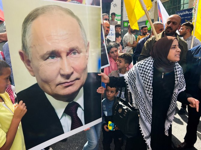 „Reuters“/„Scanpix“ nuotr./Palestinietė laiko Vladimiro Putino portretą