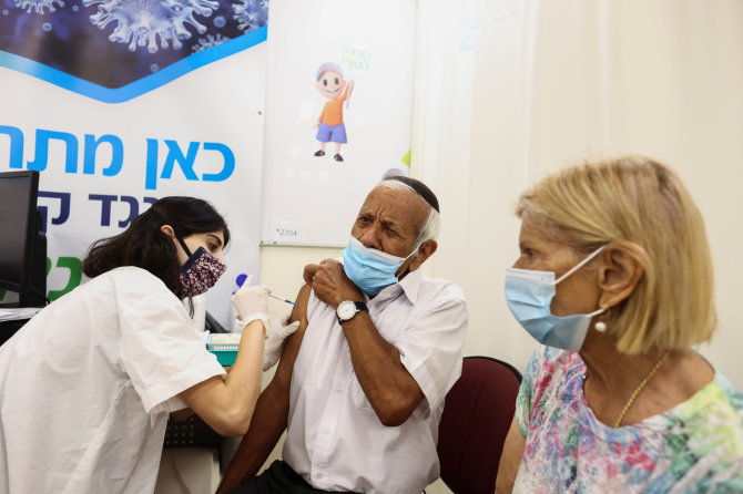 „Reuters“/„Scanpix“ nuotr./Vakcinacija Izraelyje
