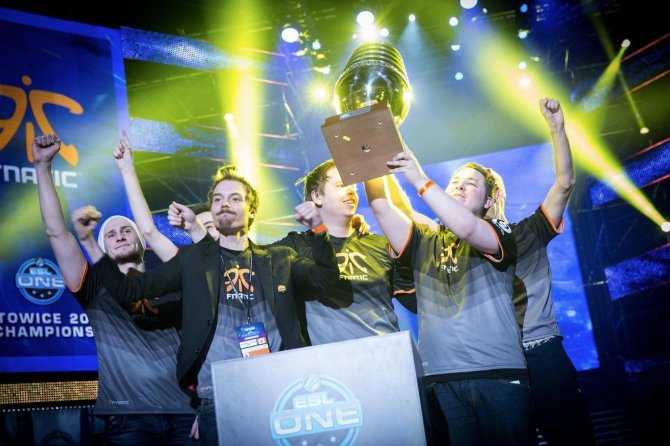 Fnatic.com nuotr./„Fnatic“ komanda triumfuoja 2015 metų ESL turnyre