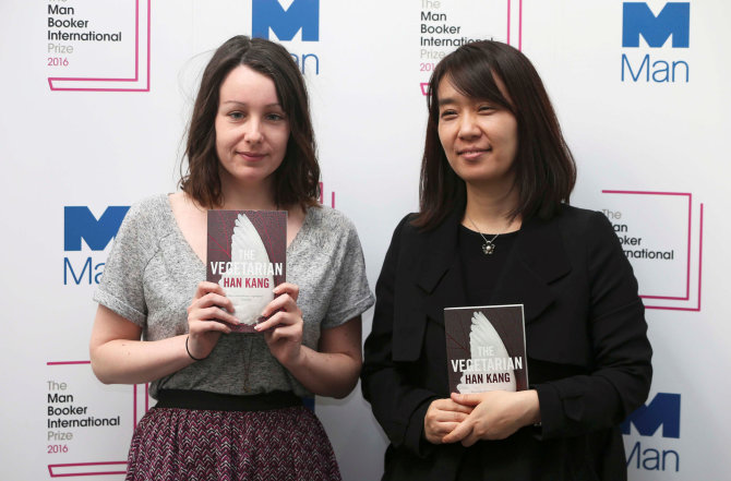 „Reuters“/„Scanpix“ nuotr./Han Kang (dešinėje) su savo knygos vertėja Deborah Smith