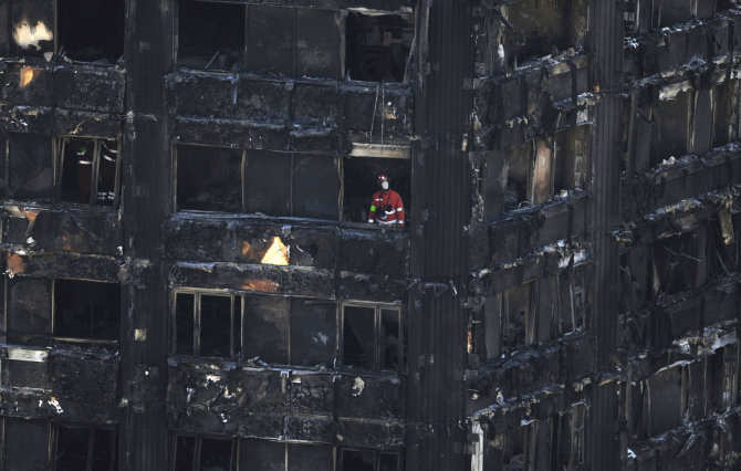 „Scanpix“/AP nuotr./Londono ugniagesiai „Grenfell Tower“ daugiabutyje
