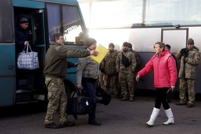 AFP/„Scanpix“ nuotr./Apsikeitimo belaisviais procedūra Ukrainoje