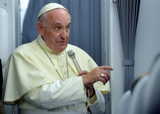AFP/„Scanpix“ nuotr./Popiežius Pranciškus kalba žurnalistams grįžtant iš apaštališkos kelionės  