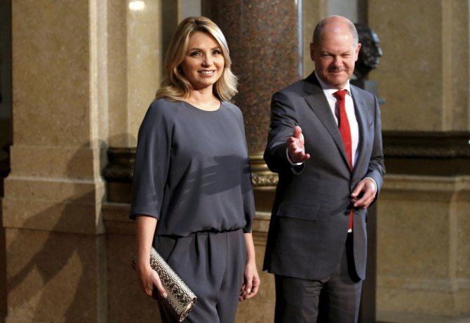 „Scanpix“/AP nuotr./Hamburgo meras Olafas Scholzas ir Meksikos prezidento žmona Angelica Rivera