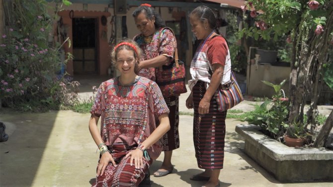 Asmeninio archyvo nuotr. /Vietos moterys Gintarę rengia tradiciniais drabužiais, Gvatemala