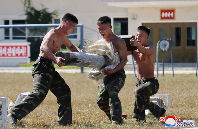 AFP/„Scanpix“ nuotr./Šiaurės Korėjos kariai