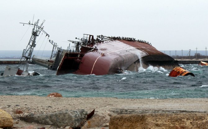 „Reuters“/„Scanpix“ nuotr./Rusijos kariuomenė prie Krymo nuskandino du savo laivus/Asociatyvinė nuotr.