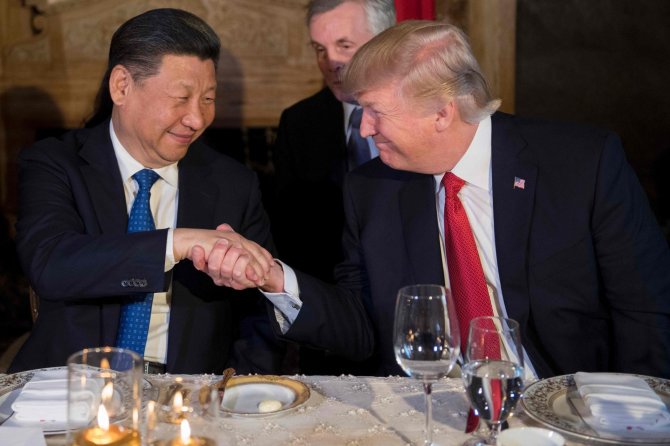 AFP/„Scanpix“ nuotr./Donaldo Trumpo ir Xi Jinpingo susitikimas