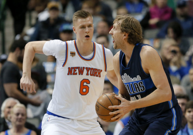 AFP/„Scanpix“ nuotr./Kristapas Porzingis ir Dirkas Nowitzkis