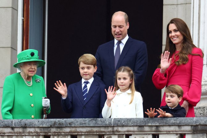 AFP/„Scanpix“ nuotr./Elizabeth II, princas Williamas ir Kembridžo hercogienė Catherinė su vaikais