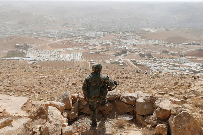 „Reuters“/„Scanpix“ nuotr./Libano karys prie šalies sienos su Sirija