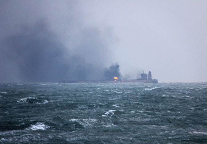 AFP/„Scanpix“ nuotr./Prie Kinijos krantų užsidegęs tanklaivis „Sanchi“