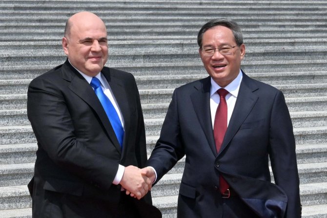 „AP“/„Scanpix“/Rusijos ministras pirmininkas M.Mišustinas ir Kinijos premjeras Li Qiangas