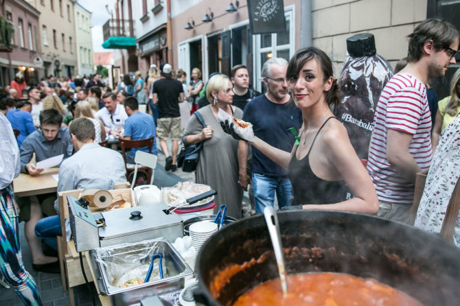 Juliaus Kalinsko / 15min nuotr./Renginio „Burning Street“ akimirka Savičiaus g.