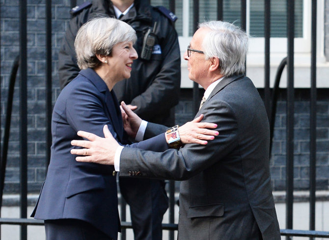 „Scanpix“/„PA Wire“/„Press Association Images“ nuotr./Theresa May ir Jeanas-Claude'as Junckeris Londone