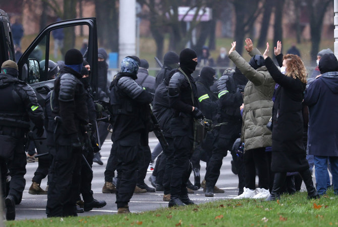 „Scanpix“ nuotr./Minske sulaikomi protestuotojai