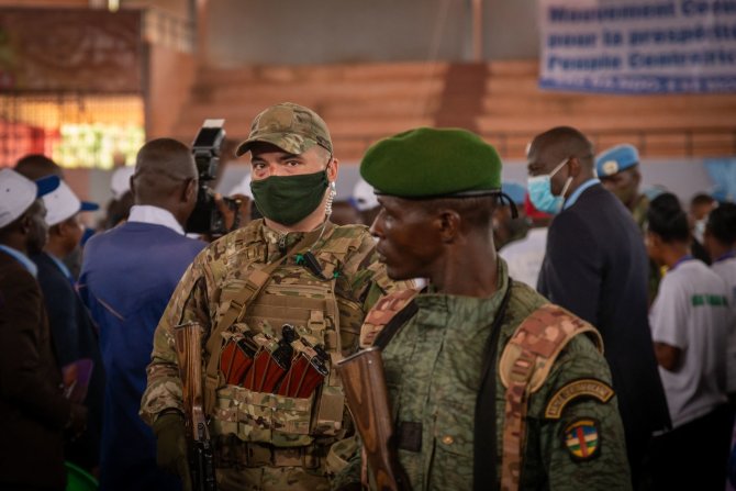 AFP/„Scanpix“ nuotr./Grupės „Wagner“ karys greta Centrinės Afrikos Respublikos kario