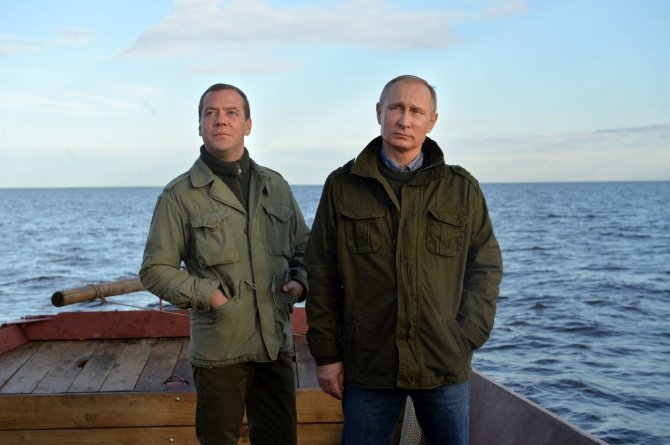 „Scanpix“/AP nuotr./V. Putino ir D. Medvedevo atostogos su žvejais Novgorodo regione