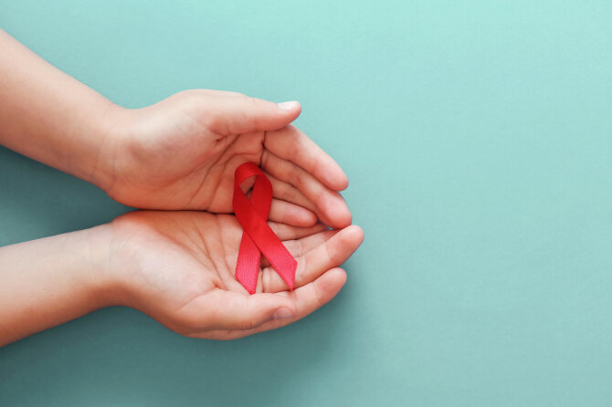 123RF.com nuotr./Raudonas kaspinas – tarptautinis paramos, prevencijos ir solidarumo su užsikrėtusiais ŽIV ir sergančiais AIDS simbolis