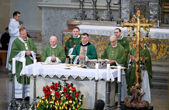 Aistės Karpytės/Vilniaus arkivyskupijos nuotr./Kardinolas Rolandas Makrickas aukojo mišias Vilniaus arkikatedroje Vasario 16-ąją