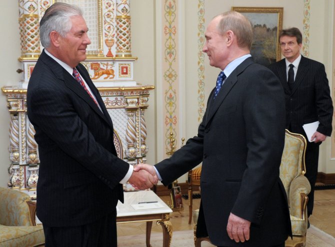 „Scanpix“/AP nuotr./Rexas Tillersonas ir Vladimiras Putinas