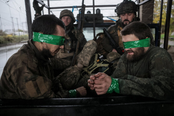 „Reuters“/„Scanpix“/Ukrainos kariai ir rusų belaisviai