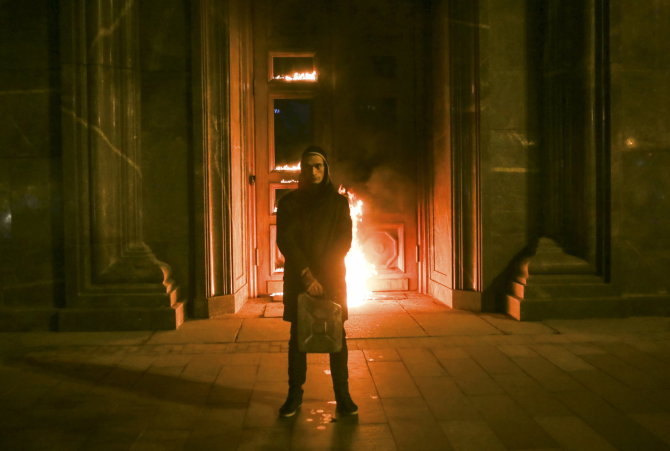 „Reuters“/„Scanpix“ nuotr./Piotras Pavlenskis Maskvoje padegė FST pastato duris