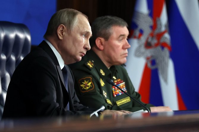 „AP“/„Scanpix“/Rusijos prezidentas V.Putinas ir Generalinio štabo viršininkas generolas V.Gerasimovas susitikime su aukšto rango karininkais