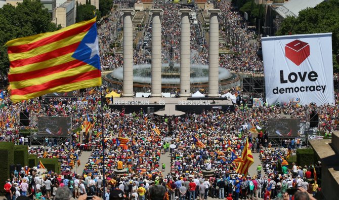 „Reuters“/„Scanpix“ nuotr./Barselonoje tūkstančiai reiškia paramą balsavimui dėl Katalonijos nepriklausomybės.