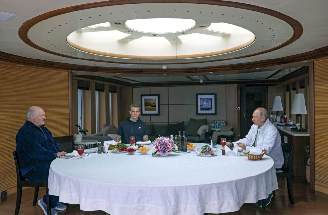„Scanpix“/AP nuotr./Antrąją susitikimo dieną V.Putinas su A.Lukašenka plaukiojo laivu