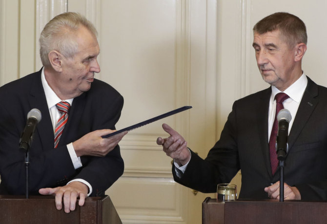 „Scanpix“/AP nuotr./Milošas Zemanas (kairėje) ir Andrejus Babišas