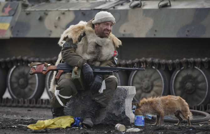 „Scanpix“/AP nuotr./Separatistų smogikas su šunimi netoli Debalcevės