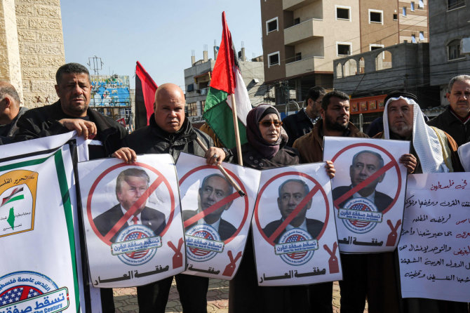 AFP/„Scanpix“ nuotr./Protestuojantys palestiniečiai