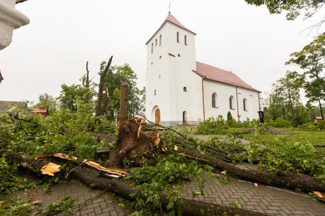 Skirmanto Lisausko /BNS nuotr./Audros padariniai Žagarėje