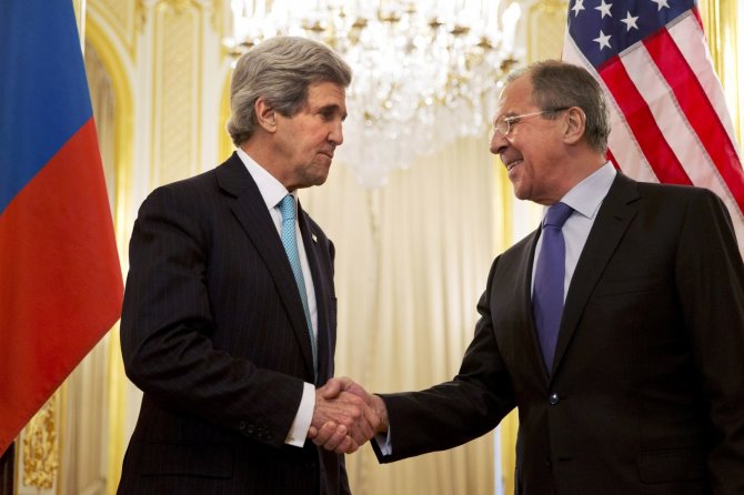 „Reuters“/„Scanpix“ nuotr./JAV sekretorius Johnas Kerry ir Rusijos užsienio reikalų ministras Sergejus Lavrovas
