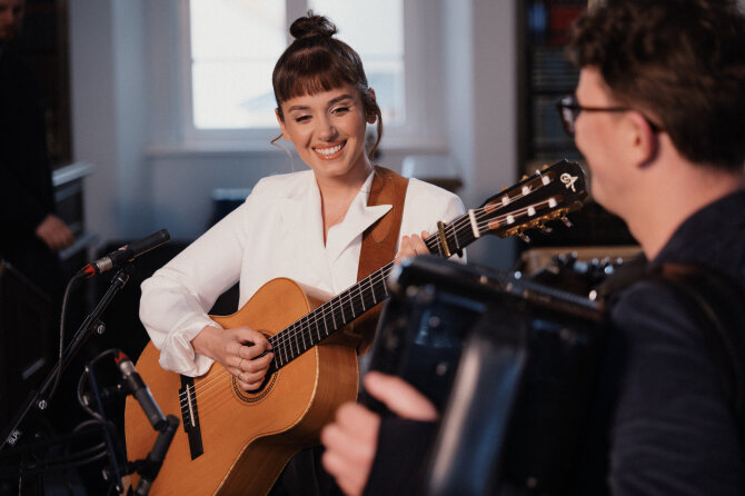 Gabrieliaus Jauniškio nuotr./Katie Melua ir akordeonistas Martynas Levickis įrašė bendrą dainą