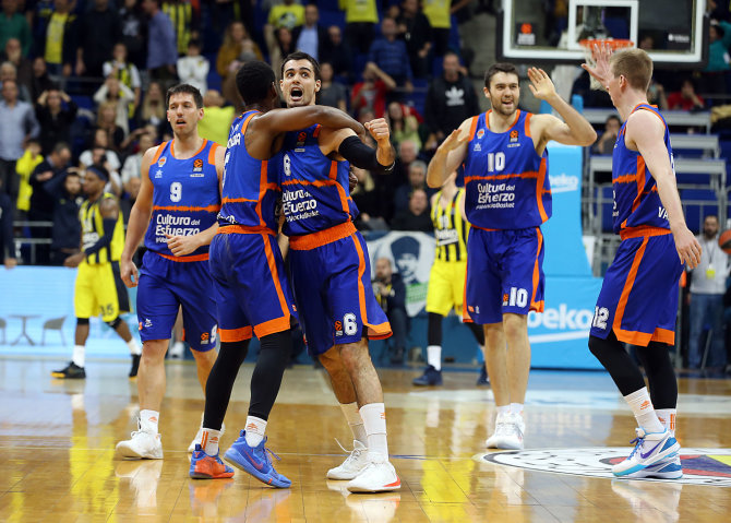 Euroleague.net nuotr./„Valencia“ krepšininkų pergalės šokis Stambule