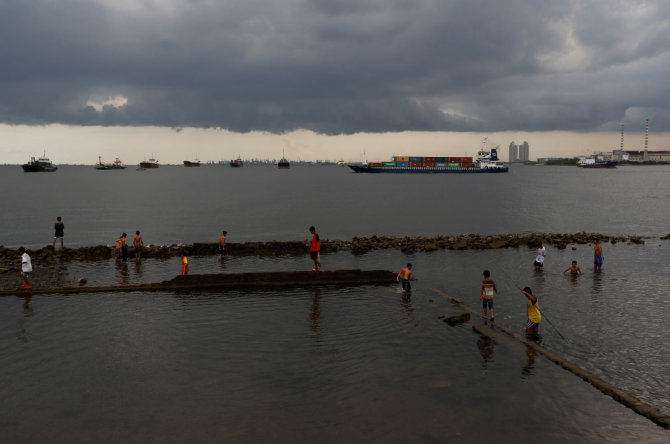„Reuters“/„Scanpix“ nuotr./Kylantis jūros vanduo grasina Indonezijos pakrantėms