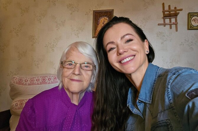 Asmeninio archyvo nuotr./Aistė Pilvelytė su močiute Salomėja