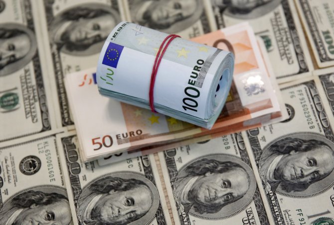 „Reuters“/„Scanpix“ nuotr./Eurai ant JAV dolerių
