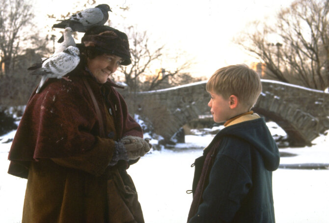 Vida Press nuotr./Brenda Fricker ir Macaulay Culkinas