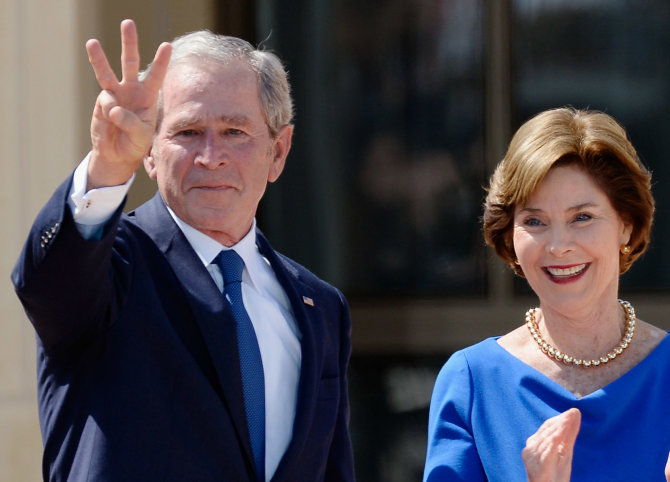 AFP/„Scanpix“ nuotr./George'as W.Bushas su žmona Laura