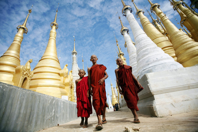 „Reuters“/„Scanpix“ nuotr./Vienuoliai Mianmare