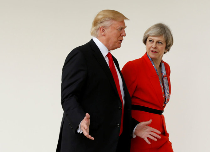 „Reuters“/„Scanpix“ nuotr./Donaldas Trumpas ir Theresa May